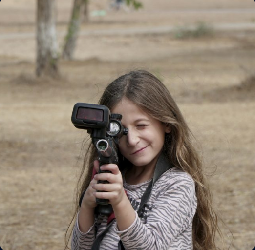ילדה נהנית ממשחק לייזר טאג עם טקטיקס